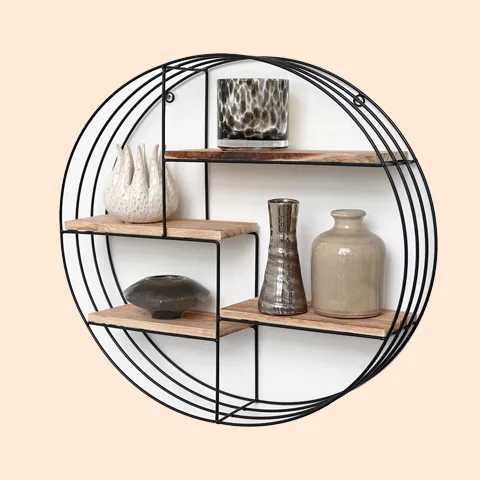 Als je van plan bent om je kamer op te fleuren en je woonruimte te optimaliseren, dan is een wandplank dé perfecte keuze! Of je nu gaat voor een warme uitstraling met een houten wandplank, een stoere stalen look, of iets daartussenin, de keuze is helemaal aan jou. Zwevende wandplank of toch liever eentje met stevige steunen? En waarom niet combineren met een stijlvolle kapstok om je jassen op te hangen? De mogelijkheden zijn eindeloos!