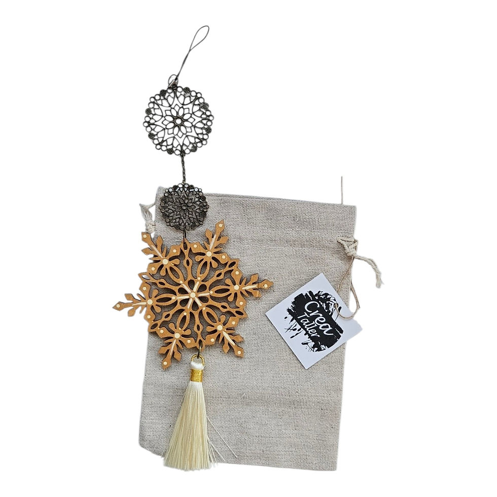 Colgante móvil, base de madera, cadena, figura metálica y borla blanca, ideal para decorar y armonizar ambientes