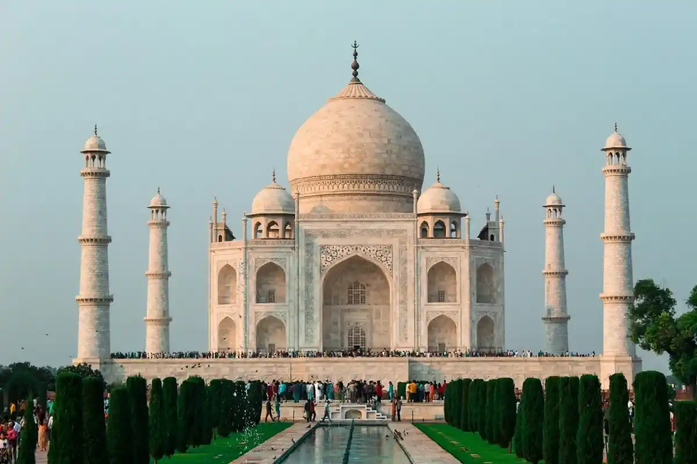 Turismo na Índia: Taj Mahal ao amanhecer, um ícone de beleza e amor na Índia.  