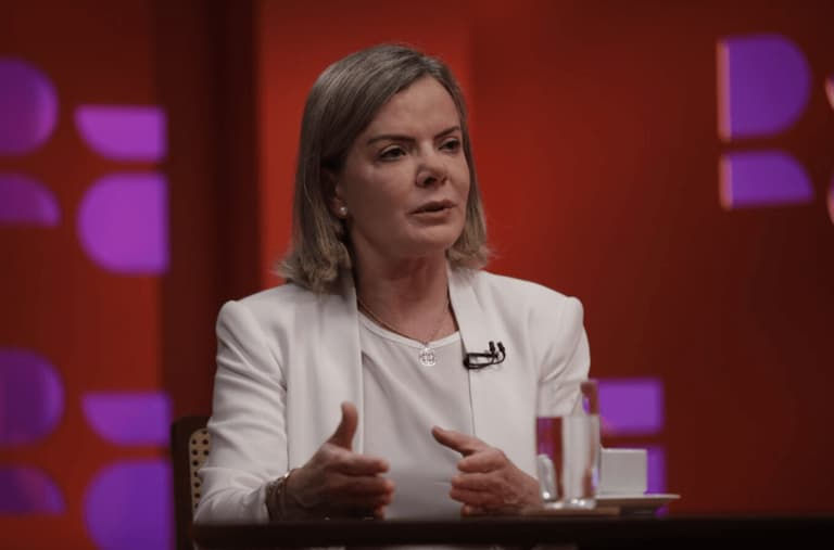 Gleisi Hofmann Critica Juros e é Corrigida no Twitter; Deputada Omitiu Indicado do PT Envolvido na Decisão