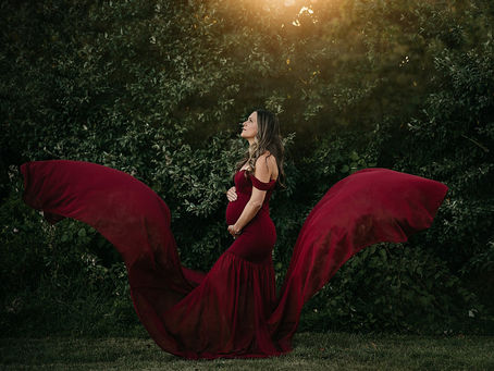 Outdoor Maternity Photography vs. Studio Maternity Photography: Which Should You Choose?