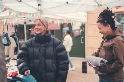 Øyunn Krog har i mange settinger lagt frem at hun er veldig glad i området sitt. Hun var selvsagt tilstede for å selge klær under Mote og Gjenbruk på Grønlands Torg