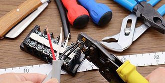 電気設備で使用する工具で作業中の手元