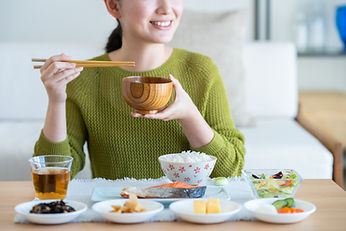 健康的な食事をとる笑顔の女性