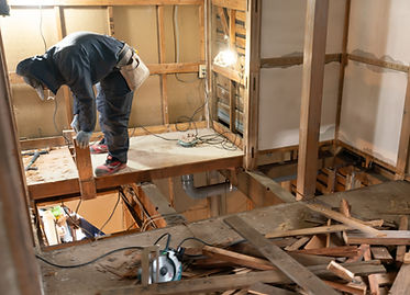 内装解体の作業中の男性