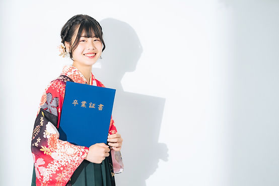 小学校の卒業証書を持った袴姿の女の子
