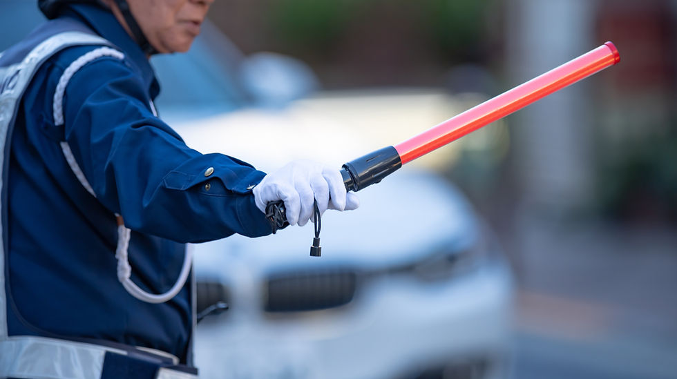 誘導灯を持つ警備員