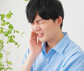 虫歯を痛がる男性