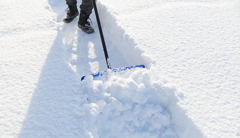 雪かき棒で雪をどける人の手元