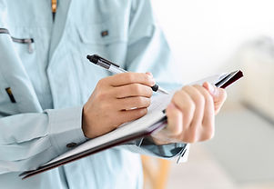 提案書を記入する職人の手元