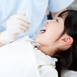 歯医者の診察台で治療を受ける女の子