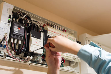 電気工事をする人の手元