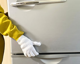 冷蔵庫を運ぶ人の手元