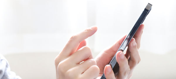スマホを持つ人の手元