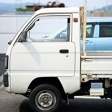 横からみた白い軽トラック