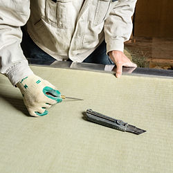 畳を製作している職人の手元