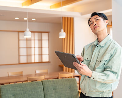 マンションの室内を点検している管理人