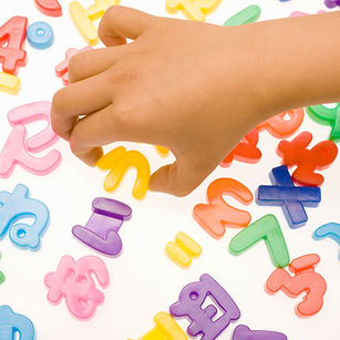文字ならべをしている子供の手元