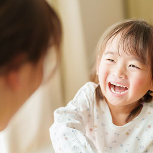 母親に笑いかける女の子