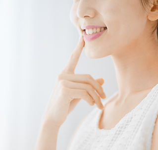 白い歯の女性