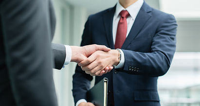 握手する税理士と経営者