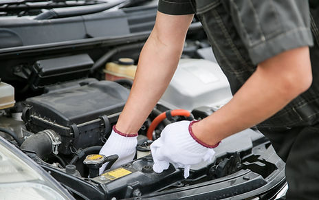 車の修理をする整備士の手元