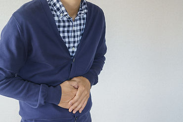 お腹を押さえる男性