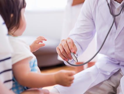 子供に聴診器をあてようとする医師