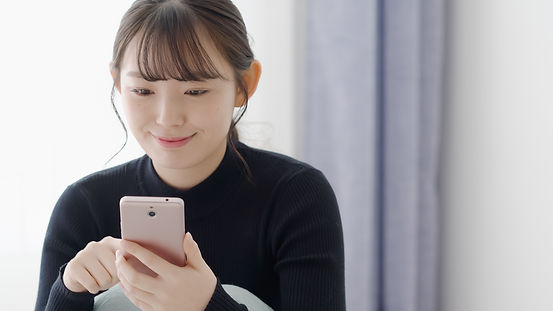 スマホを見る女性