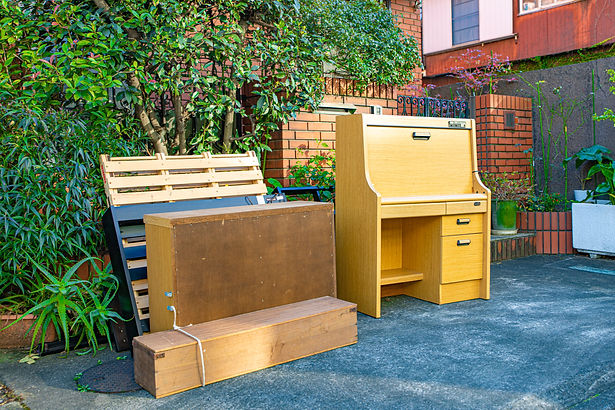 外に置かれた家具、粗大ごみ