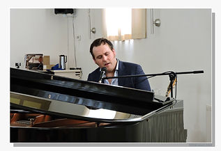SingerSongWriter Hans Hannemann begeleid zichzelf op gitaar