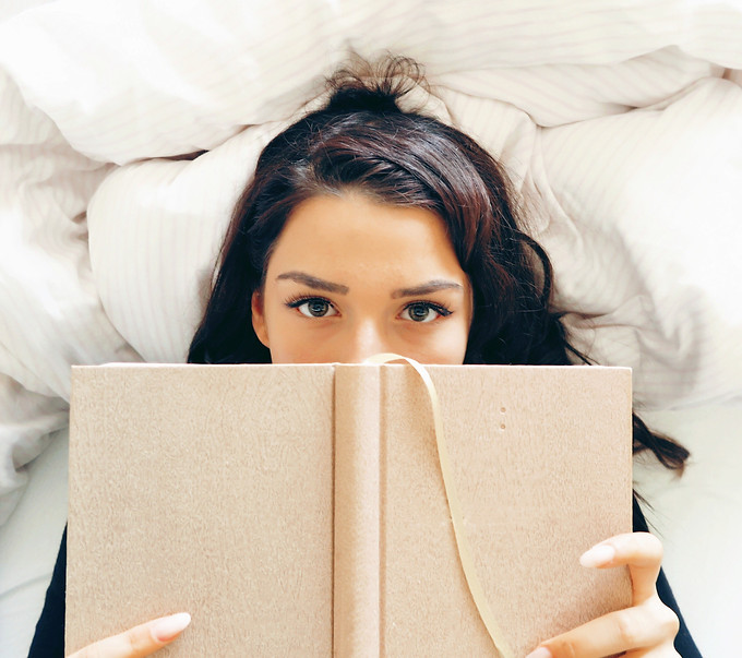 Chica leyendo en la cama