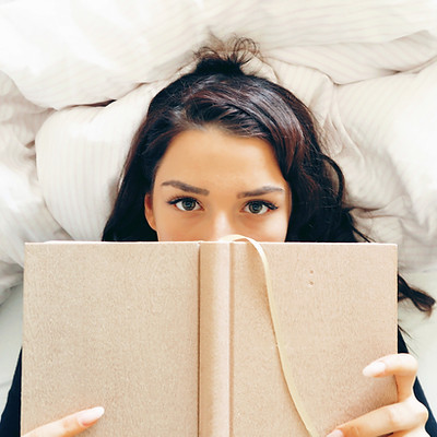 Menina, leitura, cama