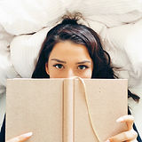 Fille lisant sur le lit