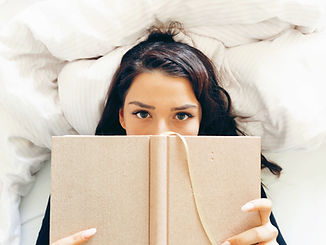 Ragazza che legge sul letto