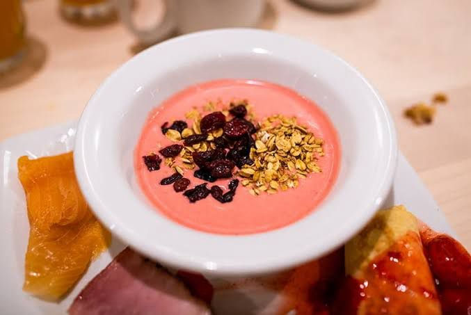 Sopa de morango fria e deliciosa do buffet do 1900 Park Fare