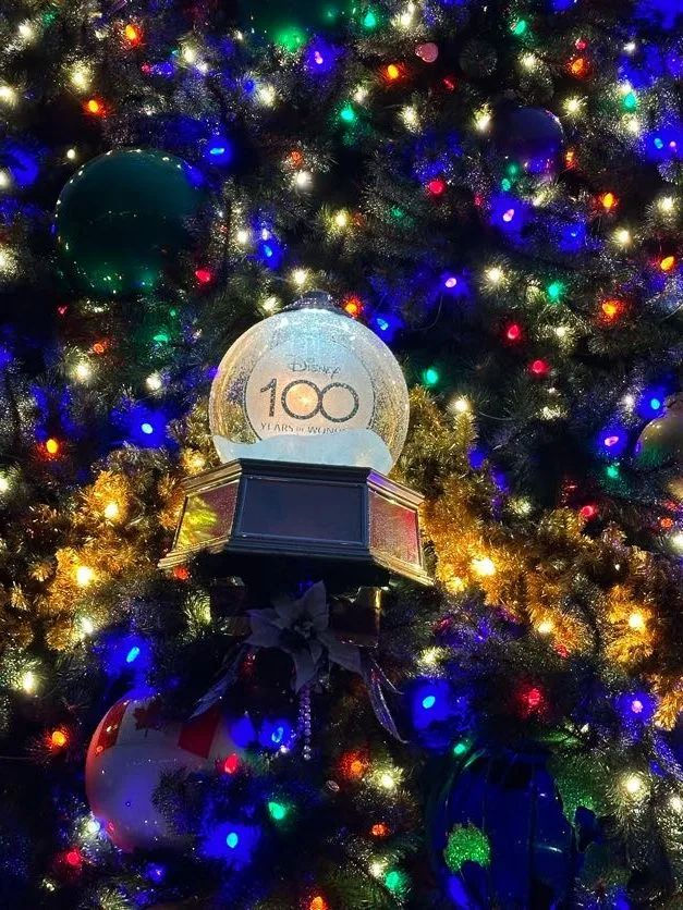 Disney 100 na decoração do Natal no Epcot
