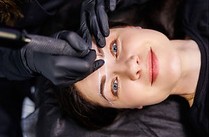 Instagram Post Design de Sobrancelha Minimalista Bege e Branco (4)_edited.jpg