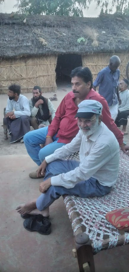 AIUFWP leaders Munnilal and Guddu with the forest-dwelling people after the incident