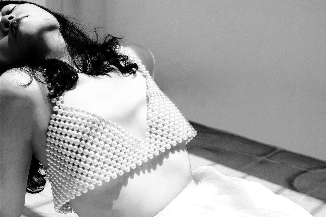 Pearl Bodychain (retouched)_edited.jpg