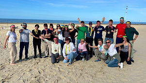 Bedrijfsteam tijdens een teambuilding op het strand bij StevoKitesurf in De Panne