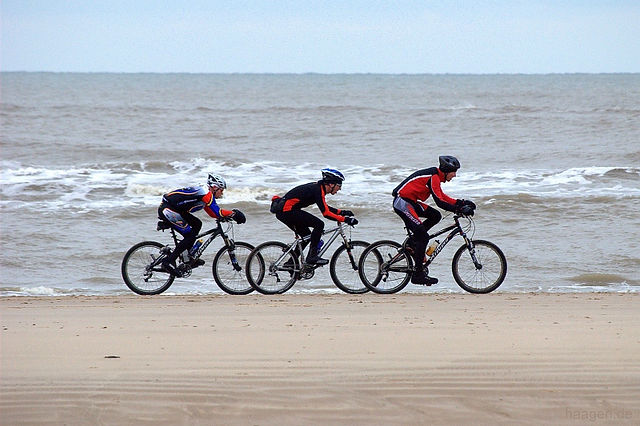 Mountainbike teambuilding voor bedrijven bij StevoKitesurf aan de Belgische kust