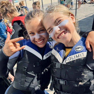 Kinderen en jongeren doen watersport tijdens het surfkamp van StevoKitesurf in De Panne