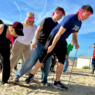Collega’s van Apeiron-Team nv tijdens een teamopdracht van Expeditie Robinson op het strand in De Panne