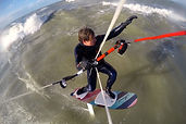 kitesurfles aan de zee