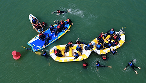 Bedrijfsteambuilding op zee met rafts en Mega SUP bij StevoKitesurf in De Panne