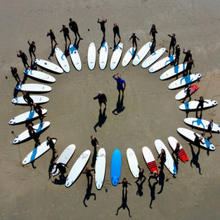 Groep kinderen doet mee aan het Surf & Beach kamp van StevoKitesurf in De Panne