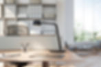 Moderner Arbeitsplatz mit ergonomischem Bürostuhl und stilvoller Schreibtischlampe in einem hellen Büro von Büromöbel Schmid