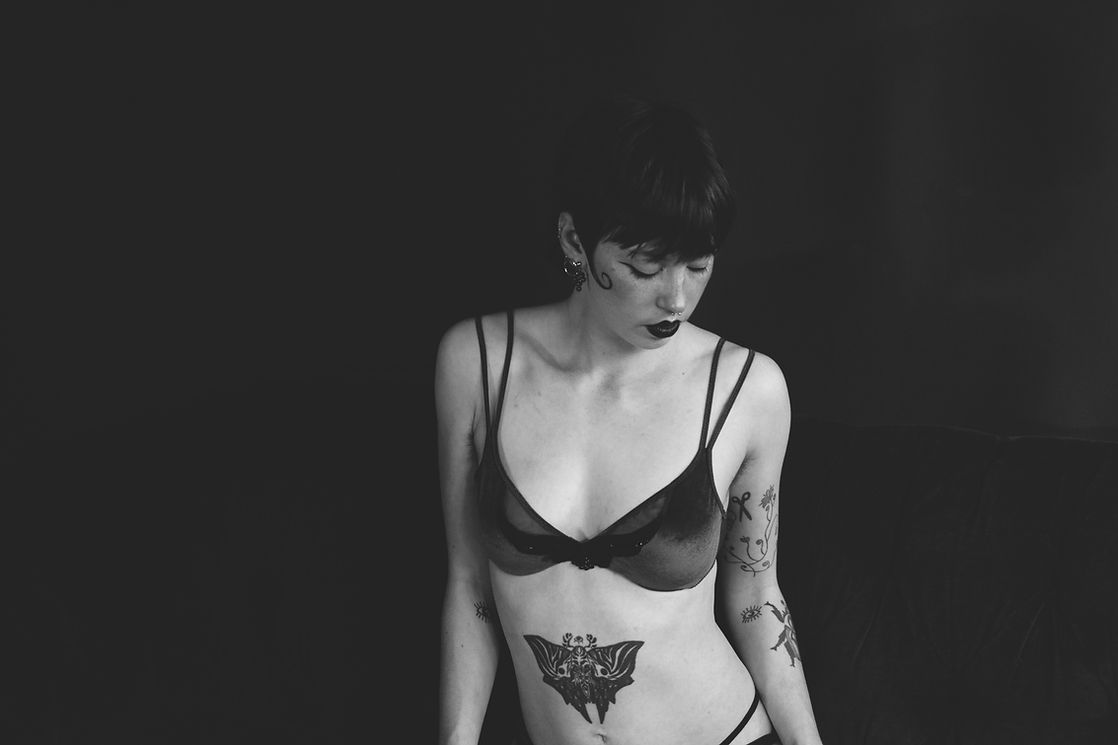 Natalie Boudoir B&W 19.jpg