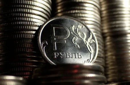 Курс евро на Мосбирже достиг отметки 105 рублей: максимум с сентября